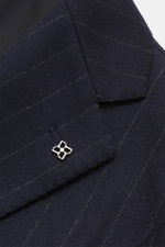 Tagliatore Anzug 'Vesuvio' navy gestreift, Detailaufnahme Revers mit Pin, Super 110's Schurwolle, Slim Fit, klassische Chalk-Stripes, weicher Griff, ital. Tradition.