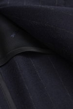 Tagliatore Anzug 'Vesuvio' navy gestreift Detailfoto aus Nahaufnahme zeigt feine Chalk-Stripes und weiche Super 110's Schurwolle innen und außen.