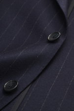 Nahaufnahme des Tagliatore Anzugs 'Vesuvio' navy gestreift aus Super 110's Schurwolle mit Slim Fit, klassischen Chalk-Stripes und Knöpfen, Detailansicht des Stoffes und Revers.