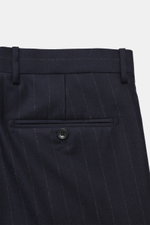 Tagliatore Anzug 'Vesuvio' navy gestreift, Detailaufnahme der Hose von oben, Slim Fit aus Super 110's Schurwolle mit klassischen Chalk-Stripes.