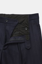 Tagliatore Anzug 'Vesuvio' navy gestreift, Detailansicht der Hose von innen mit Reißverschluss, Knöpfen, Bund und feiner Chalk-Stripe aus Super 110's Schurwolle.