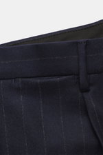 Nahaufnahme des Taillenbereichs der Hose vom Tagliatore Anzug 'Vesuvio' navy gestreift, gefertigt aus Super 110's Schurwolle mit Slim Fit und klassischen Chalk-Stripes.