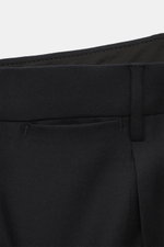 Tagliatore Anzug 'Vesuvio' schwarz, Nahaufnahme der Hose aus Super 120's Schurwolle, Slim Fit, französische Taschen, offene Länge.