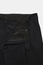 Close-up front view of the waistband and zipper fly of the Tagliatore Suit 'Vesuvio' black trousers, made from pure Super 120's virgin wool with a soft touch, slim fit, regular thigh width, slightly tapered legs, zipper and waistband buttons, single waist