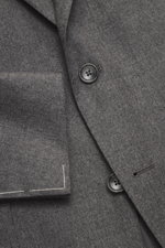 Close-up front view of Tagliatore Suit 'Vesuvio' grey melange showcasing Super 110's virgin wool fabric, button, and lapel detail.

Description: Elegant silhouette meets Italian tradition: The two-piece suit by TAGLIATORE is made of Super 110's virgin woo