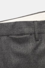 Close-up front view of the waistband and pocket area of the Tagliatore Suit 'Vesuvio' grey melange trousers, made of pure Super 110's virgin wool with slight stretch, soft touch, Slim Fit.