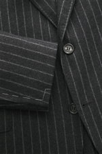 Brunello Cucinelli Anzug dunkelgrau/hellgrau gestreift, Detailaufnahme von Sakko mit Knöpfen und Chalk-Stripes aus Wolle-Cashmere-Mix, frontale Perspektive.