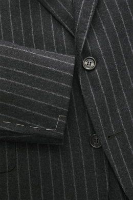 Brunello Cucinelli Anzug dunkelgrau/hellgrau gestreift, Detailaufnahme von Sakko mit Knöpfen und Chalk-Stripes aus Wolle-Cashmere-Mix, frontale Perspektive.