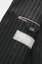 Brunello Cucinelli Anzug dunkelgrau/hellgrau gestreift, Detailaufnahme von innen mit Label und Knopf, weiche Schurwolle-Cashmere-Mischung.