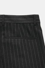 Brunello Cucinelli Anzug dunkelgrau/hellgrau gestreift, Detailfoto der Hose aus Schurwolle und Cashmere mit Taschen, Frontansicht.