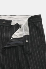 Brunello Cucinelli Anzug dunkelgrau/hellgrau gestreift, Detailaufnahme der geöffneten Hose mit feinen Chalk-Stripes, hochwertige Schurwolle & Cashmere.