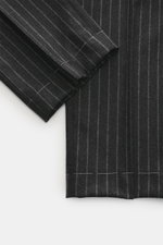 Brunello Cucinelli Anzug dunkelgrau/hellgrau gestreift, Detailaufnahme Ärmel und Saum, weicher Schurwoll-Cashmere-Mix mit Chalk-Stripes.