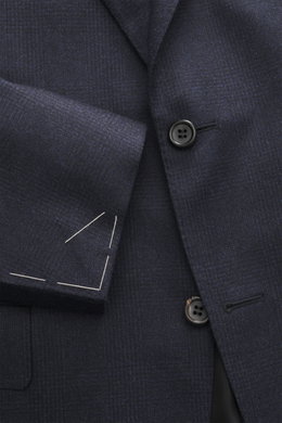 Nahaufnahme des Canali Anzugs navy kariert, fotografiert aus frontaler Perspektive, reine Wolle, weicher Griff, Glencheck-Muster, Slim Fit Sakko mit fallendem Revers, tailliert, Zwei-Knopf-Stil, Brusttasche, Hüfttaschen mit Patte, unfertige Ärmelabschlüss
