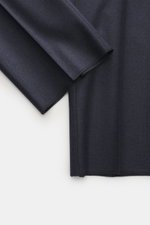 Canali Anzug navy kariert aus reiner Wolle mit weichem Griff, Glencheck-Muster, Nahaufnahme von Ärmel und Hose, Slim Fit Sakko, Regular Fit Hose.