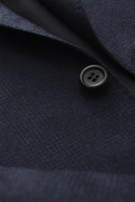 Nahaufnahme des Canali Anzugs navy kariert aus reiner Wolle mit weichem Griff, Glencheck-Muster, Slim Fit Sakko und Regular Fit Hose.
