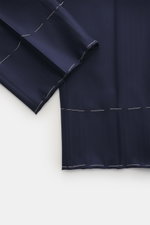 Close-up top-view of navy wool-silk fabric with white tailoring stitches for Brioni Suit 'Brunico' navy, slim fit with soft touch.