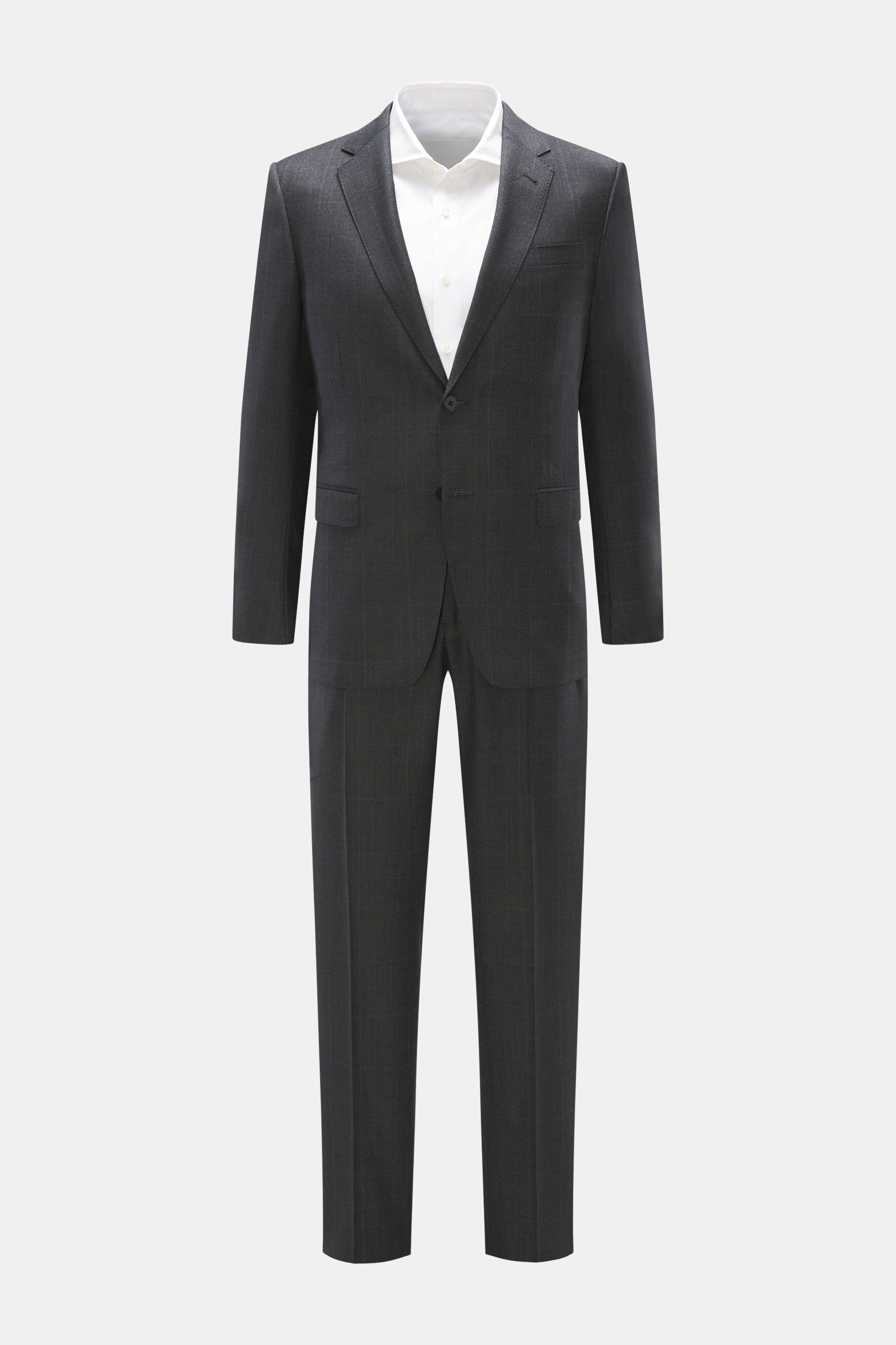 Front view of Zegna Anzug 'Milano Trofeo' schwarz, a slim fit black wool suit with two-button jacket, notch lapels, flap pockets, and tapered trousers.