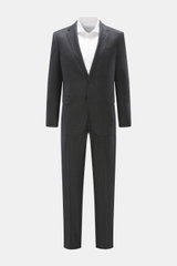Front view of Zegna Anzug 'Milano Trofeo' schwarz, a slim fit black wool suit with two-button jacket, notch lapels, flap pockets, and tapered trousers.