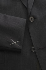 Close-up front view of the Zegna Anzug 'Milano Trofeo' schwarz in pure wool with slim fit, soft texture, two-button jacket, notch lapel, and detailed stitching.