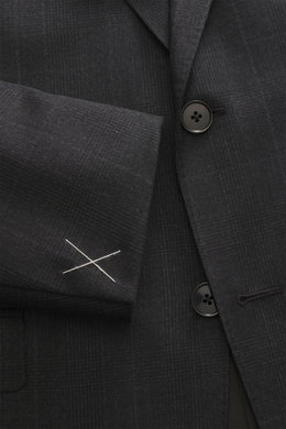 Close-up front view of the Zegna Anzug 'Milano Trofeo' schwarz in pure wool with slim fit, soft texture, two-button jacket, notch lapel, and detailed stitching.