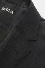 Close-up of the lapel and inner label of the Zegna Anzug 'Milano Trofeo' schwarz, photographed from above showing the fine wool fabric and tailored stitching.