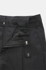 Close-up front view of Zegna Anzug 'Milano Trofeo' schwarz trousers with zipper, button, and hook closure, showing fine wool fabric texture.