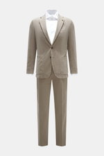 Santaniello Anzug taupe aus Baumwoll-Twill, Slim Fit, frontale Ansicht mit tailliertem Sakko, fallendem Revers, zwei Innentaschen, schmal zulaufender Hose.