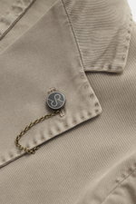 Nahaufnahme des Revers und Kragens des Santaniello Anzug taupe aus Baumwoll-Twill mit feinen Ziernähten und Kissing Buttons, leicht elastisch.