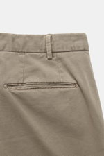 Santaniello Anzug taupe in Slim Fit, Baumwoll-Twill, Detailaufnahme Rückseite Hose mit paspelierter Gesäßtasche, schmal zulaufend, frontal.