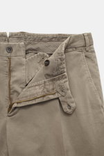 Santaniello Anzug taupe aus Baumwoll-Twill, Slim Fit Hose mit Reißverschluss, Bundknöpfen, frontal nah fotografiert, lässig elegant.