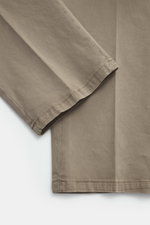 Nahaufnahme des Santaniello Anzugs taupe aus Baumwoll-Twill mit weichem Griff, Slim Fit Hose und tailliertem Sakko, seitliche Perspektive.