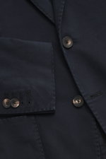 Nahaufnahme des Santaniello Anzugs navy aus Baumwoll-Twill, zeigt feine Knöpfe, tailliertes Sakko und weichen Griff, Detail von vorn.