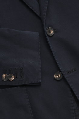 Nahaufnahme des Santaniello Anzugs navy aus Baumwoll-Twill, zeigt feine Knöpfe, tailliertes Sakko und weichen Griff, Detail von vorn.