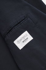 Santaniello Anzug navy, Detailaufnahme der Passe mit Baumwoll-Twill, weicher Griff, slim Fit, leicht elastisch, Etikett von Braun Hamburg sichtbar.