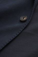 Nahaufnahme des Santaniello Anzug navy aus Baumwoll-Twill mit tailliertem Zwei-Knopf-Sakko, fallendem Revers und Kissing Buttons.