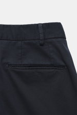 Hosenbund mit Gürtelschlaufe und paspelierter Gesäßtasche in Nahaufnahme, Teil des Santaniello Anzug navy aus Baumwoll-Twill.