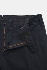 Nahaufnahme der geöffneten Hose des Santaniello Anzug navy, Baumwoll-Twill, slim fit, mit Reißverschluss und Bundknöpfen, weich und elastisch.
