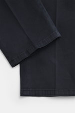 Santaniello Anzug navy aus Baumwoll-Twill, Slim Fit, leicht elastisch, weicher Griff, Detailaufnahme Hose von oben, elegante Büro-Optik.