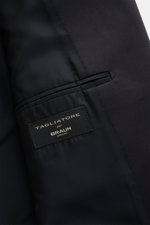 Close-up inside view of Tagliatore Tuxedo 'Napoli' dark navy showing smooth lining, inner pocket, and fabric label in pure Super 110'S virgin wool.

Italian eveningwear to meet the dress code: Draw attention to yourself in style with the elegant tuxedo 'N