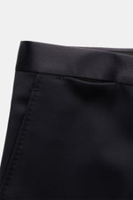 Close-up front view of the waistband and pocket detail of the Tagliatore Tuxedo 'Napoli' dark navy trousers in pure Super 110'S virgin wool, featuring a satin-finished waistband and fine twill texture. Italian eveningwear to meet the dress code: Draw atte