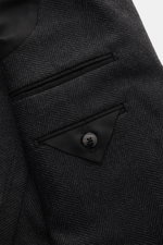 Tom Ford Sakko 'Shelton' dunkelgrau meliert in Slim Fit, tonaler Fischgrat, taillierter Zwei-Knopf-Stil, Spitzrevers, Brusttasche, Hüfttaschen, Rückenmittelschlitz, weiche Wolle, Detailaufnahme innen mit drei Innentaschen und unvollendeten Ärmelabschlüsse