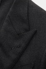 Tom Ford Sakko 'Shelton' dunkelgrau meliert, Nahaufnahme von Revers und Brusttasche, reine Wolle mit tonalem Fischgrat, Slim Fit, weicher Griff.