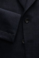 Tom Ford Sakko 'Shelton' anthrazit/blau meliert, Nahaufnahme von Slim Fit Woll-Mix mit Seide, Spitzrevers, Zwei-Knopf-Stil, weicher Griff, Detailansicht.