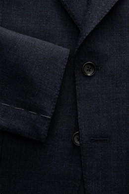 Tom Ford Sakko 'Shelton' anthrazit/blau meliert, Nahaufnahme von Slim Fit Woll-Mix mit Seide, Spitzrevers, Zwei-Knopf-Stil, weicher Griff, Detailansicht.