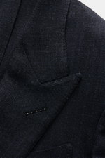 Tom Ford Sakko 'Shelton' anthrazit/blau meliert, Detailaufnahme des Spitzrevers aus Woll-Seiden-Mix, Slim Fit, tailliert, weicher Griff.