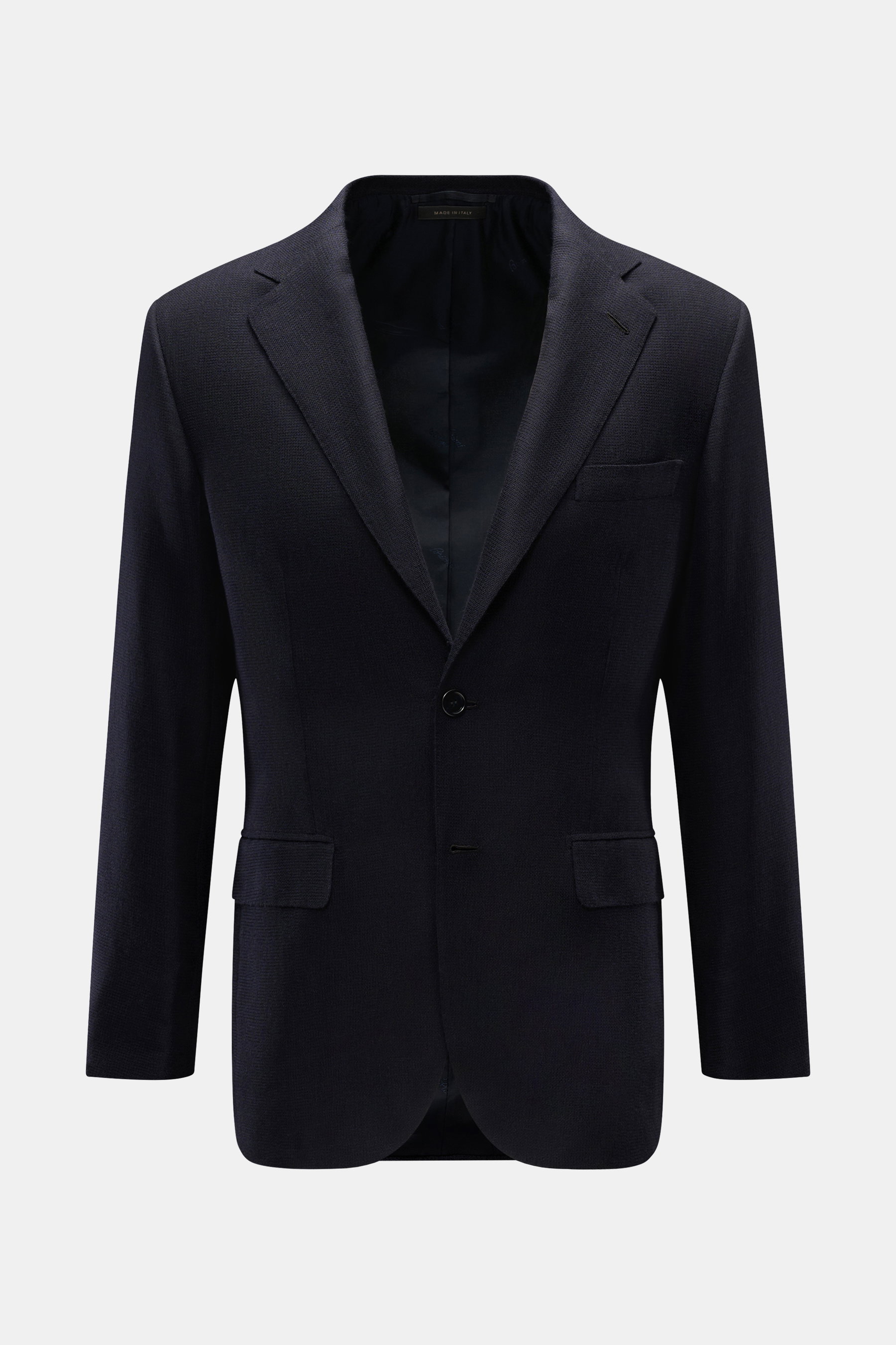 Brioni Sakko 'New Plume' navy, frontal fotografiert, Slim Fit Cashmere Sakko mit fallendem Revers, zwei Knöpfen, Brusttasche, Hüfttaschen mit Patte, unfertigen Ärmelabschlüssen und Seitenschlitzen.