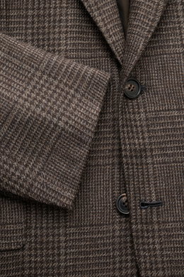 Brioni Cashmere Sakko 'New Plume' dunkelbraun/graubraun kariert, Slim Fit, Glencheck-Muster, taillierter Zwei-Knopf-Stil, weicher Griff, Detailaufnahme von vorne.