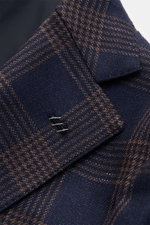Nahaufnahme des fallenden Reverses und Kragens vom Borrelli Sakko 'Procida' dunkelblau/beige kariert aus Wolle, Seide, Leinen, Slim Fit, tailliert, klassischem Karo, stabiler Haptik und halb gefüttert.