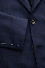Nahaufnahme des Borrelli Sakko 'Procida' navy/schwarz kariert, Slim Fit, reine Schurwolle, softer Griff, grobes Karomuster, taillierter Drei-Knopf-Stil, fallendes Revers, klassische Brusttasche, aufgesetzte Hüfttaschen, unfertige Ärmelabschlüsse, rückwärt