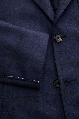 Nahaufnahme des Borrelli Sakko 'Procida' navy/schwarz kariert, Slim Fit, reine Schurwolle, softer Griff, grobes Karomuster, taillierter Drei-Knopf-Stil, fallendes Revers, klassische Brusttasche, aufgesetzte Hüfttaschen, unfertige Ärmelabschlüsse, rückwärt